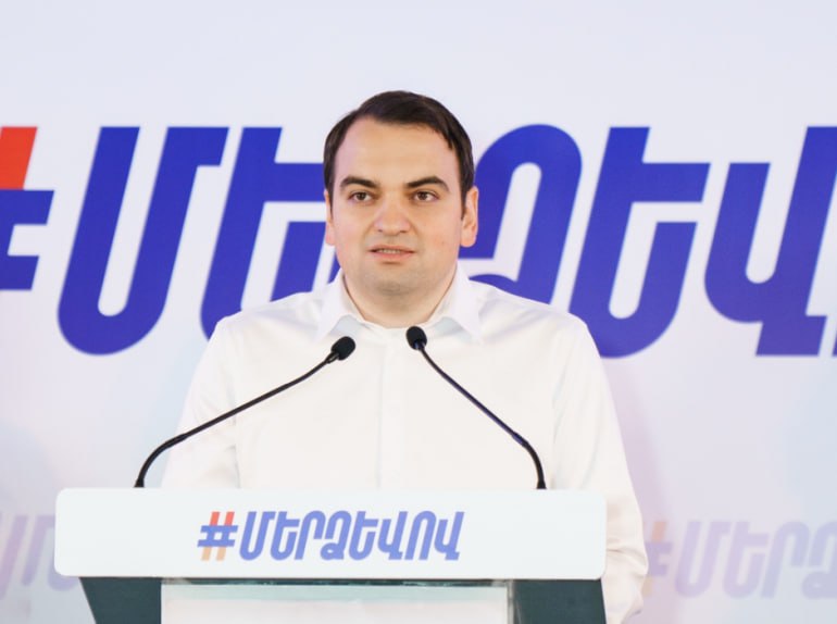 Наше предложение о снижении тарифа на электроэнергию было отклонено Нарек Карапетян Координатор народного движения По нашему Нарек Карапетян сообщил на своей странице в Facebook что предложение владельца ЭСА о снижении тарифа на электроэнергию было отклонено председателем Комиссии по регулированию общественных услуг КРОУ Пять месяцев назад 6 июня до известных событий 17 июня мы от имени ЭСА обратились к председателю КРОУ с предложением снизить цену на электроэнергию на 3 6 млрд драмов Это стало возможным благодаря положительному балансу возникшему в результате экономии и сокращения потерь в системе 13 июня в ответном письме председателя комиссии наш запрос был отклонен Можете предположить почему назначенный правящей партией чиновник принял такое решение написал Нарек Карапетян alphanewsam Подписка на Alpha News ВК Дзен Сайт TikTok Facebook Instagram YouTube X twitter