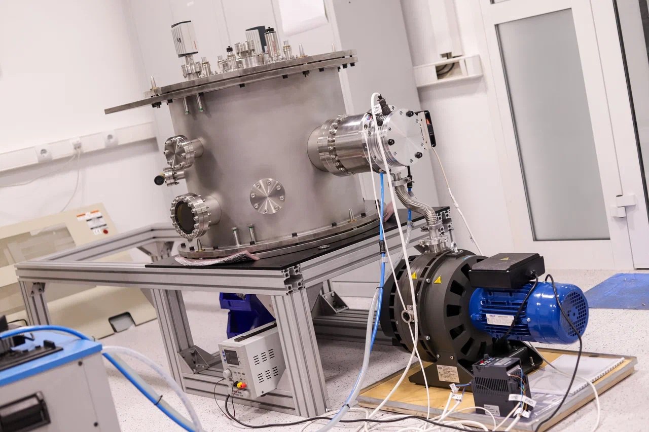 Установка для синтеза анодного материала позволит производить в России аккумуляторы нового поколения   Новую разработку представили ученые Балтийского федерального университета имени Иммануила Канта они запустили установку масштабированного синтеза инновационного материала наноуглеродного анода Arc nC с высокими скоростями зарядки и разрядки стабильной работой и повышенной долговечностью   Как отмечает пресс служба вуза проект который воплощается в рамках федеральной программы Приоритет 2030 нацелен на создание российских решений для литийионных и постлитиевых аккумуляторов Установка способна производить до 10 г Arc nC в час Тесты показали что материал выдерживает до 5 тыс циклов без заметной деградации такой показатель открывает возможности для применения в энергетике транспорте и мобильной электронике   Работа исследовательской группы охватывает весь технологический цикл от синтеза и постобработки углеродного материала до сборки прототипов аккумуляторов Испытания первых аккумуляторов монетного типа уже завершены Следующий шаг переход к полупромышленным ячейкам и передача образцов индустриальному партнеру для внешних тестов литий Neftegaz Territory в MAX