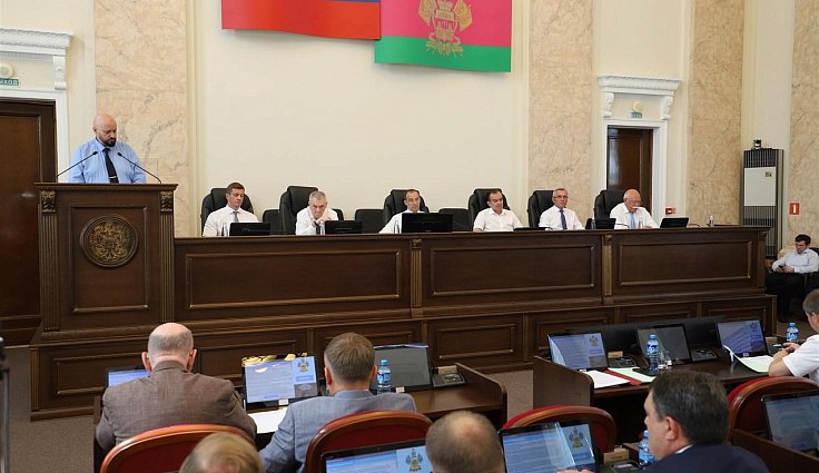 ⏰ На Кубани могут ввести дополнительные «часы тишины»  Законодательное собрание Краснодарского края в первом чтении приняло поправки в закон об административных правонарушениях, расширяющие меры по защите права жителей на тишину.    Новый запрет на шум будет действовать с 23:00 до 8:00 и с 13:00 до 15:00 ежедневно, а также с 8:00 до 10:00 — в выходные и праздничные дни.  За нарушение правил предусмотрена административная ответственность, а в число запрещенных действий включат не только ремонт и стройработы, но и погрузку, благоустройство и другие шумные процессы с использованием техники.    Законодательное собрание Кубани