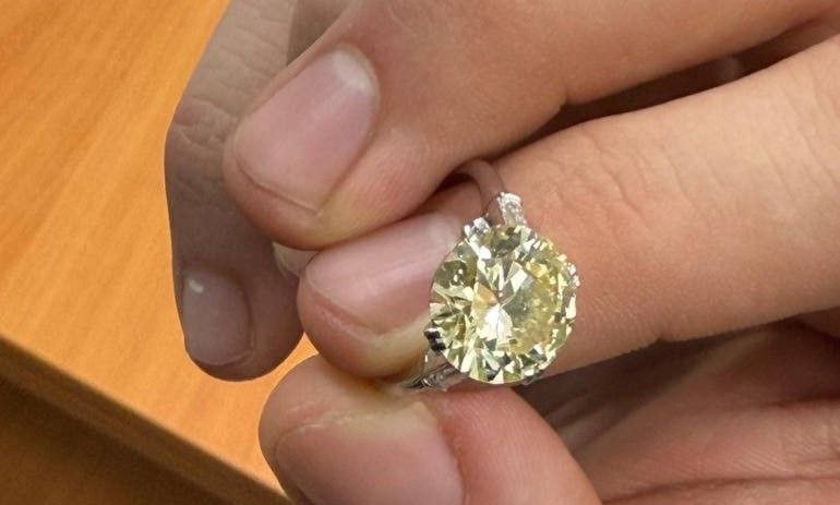 Кольцо с бриллиантами стоимостью 7,3 млн рублей пытался ввезти в Россию авиапассажир из Дубая. Незаконный ввоз пресекли в аэропорту Махачкалы, сообщила пресс-служба Таможенной службы России. Контрабанду выявили дагестанские таможенники и сотрудники УФСБ при выборочной проверке пассажиров рейса. В поясной сумке мужчины было обнаружено кольцо из платины 900-й пробы, инкрустированное тремя бриллиантами, один из которых имеет массу 5,17 карат. Пассажир пояснил, что привез украшение в подарок, о таможенных правилах не знал. Возбуждено уголовное дело о контрабанде стратегически важных товаров. Фото: ФТСР.