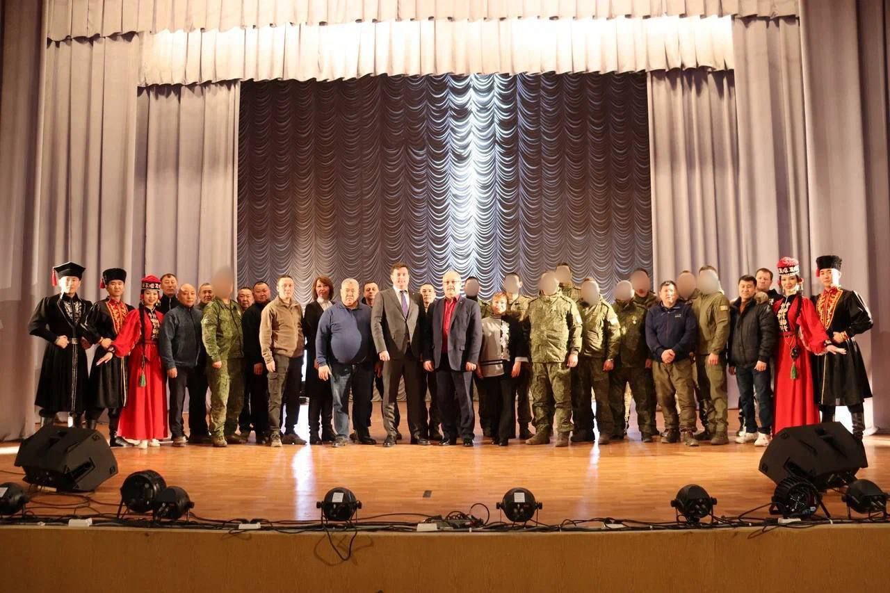 Бумба Участников СВО наградили медалью Эрдни Деликова в ЛНР В городе Антрацит ЛНР прошла торжественная церемония награждения шести участников спецоперации медалью имени Героя Советского Союза Эрдни Деликова высшей государственной наградой Калмыкии Награды военнослужащим по поручению Главы Калмыкии Бату Хасикова вручил руководитель его администрации Кирилл Попов Он также зачитал поздравления с наступающим праздником Зул На церемонии присутствовал глава Яшкульского района Бора Эдгеев Творческие коллективы из Калмыкии выступили с праздничным концертом а священнослужители провели мемориальные молитвы Также была передана гуманитарная помощь Калмыкия ЛНР Деликов СВО память новости Калмыкия Калмыкия Элиста Бумба c источник