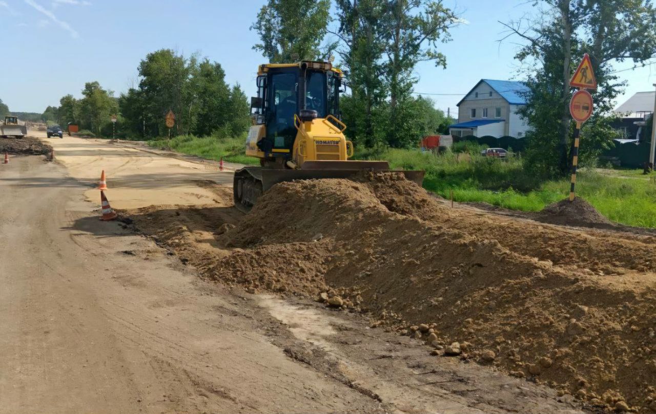 В аэропорт ЗАРАНЕЕ На аэропортовской трассе началось обновление водопровода На участке дороги Благовещенск – Бибиково специалисты проведут реконструкцию двух водопроводов, пересекающих дорогу, и проложат новые сети. Срок работ с 6 по 13 августа В это время на участке 16 по 17 километр проезд для транспорта будет закрыт. Организовано реверсивное движение по объездной дороге. Уважаемые водители, дорожники стремятся как можно скорее завершить работы, которые ограничивают проезд - трудятся в две смены днем и ночью. Но на этом этапе реконструкции техника вынуждена работать прямо на дороге. Просим вас учитывать это при планировании поездок в аэропорт и с пониманием отнестись к временным неудобствам. В ближайшие несколько дней специалисты завершат обновление сетей, а затем освободят дорогу. Амурский Минтранс