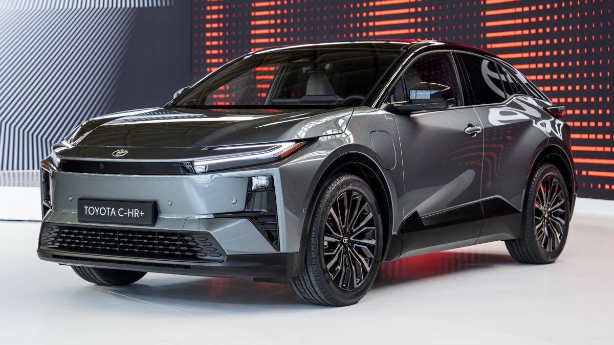 Toyota представила новый кроссовер C-HR+  Европейская модельная линейка Toyota пополнилась новым электромобилем C-HR+, построенным на платформе e-TNGA.   Длина — 4520 мм, ширина — 1870 мм, высота — 1595 мм, колёсная база — 2750 мм.  Базовая версия оснащается одним электромотором на 167 л.с. и аккумулятор на 57,7 кВт⋅ч. Запас хода — 455 км.   Промежуточная версия имеет электромотор на 224 л.с. и батарею на 77 кВт⋅ч. Запас хода — 600 км.  Топ-версия получила два мотора на 343 л.с. и батарею на 77 кВт⋅ч. Разгон до 100 км/ч — 5,2 сек. Запас хода — 525 км.