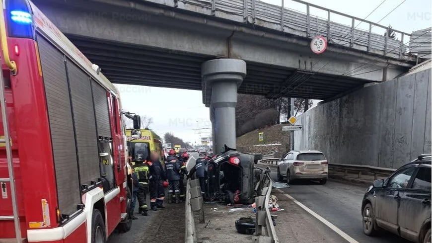 В Ярославле на Московском проспекте машина столкнулась с опорой моста  ДТП случилось в районе 11:20 5 декабря в месте пересечения Московского проспекта и Суздальского шоссе. По данным ведомства, 50-летний водитель Chevrolet совершил наезд на препятствие. На фотографиях с места ДТП видно, что автомобиль встал на бок между отбойниками и столкнулся с опорой жд-моста.  «По предварительным данным водитель и двое пассажиров Chevrolet доставлены в медицинское учреждение»,— сообщили в УМВД и добавили, что проводится проверка.  Фото: ГУ МЧС по Ярославской области   -канал «Ъ-Ярославль»