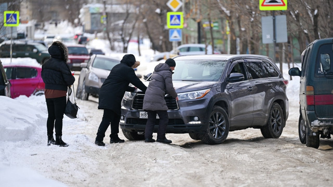 Уволить Кравчука и всю мэрию требуют хабаровчане из-за нечищеных дорог  Петиция с требованием освободить от своих обязанностей весь административный персонал мэрии, включая главу города, стала распространяться в соцсетях накануне. Хабаровчане, возмущенные пробками и нечищеными дорогами, решили собрать подписи таких же недовольных работой городских властей граждан. Таких набралось пока чуть больше тысячи человек.    Прочитать статью полностью