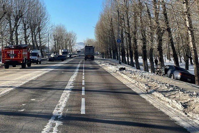 Пострадавший ребенок в ДТП на Иволгинский в Улан Удэ отделался ссадиной Госавтоинспекция рассказала подробности о ДТП произошедшем 18 ноября на улице Иволгинская в Улан Удэ Пострадавший ребенок отделался ссадиной щеки сообщает ГИБДД по РБ По данным ведомства 26 летний водитель автомобиля марки Toyota Chaser двигаясь по улице Иволгинская потерял контроль над транспортным средством и выехал на встречную полосу дороги Там он столкнулся с автомобилем Honda Insight управляемым молодой женщиной 27 лет В результате аварии девушка владелец машины Honda и ее полуторалетняя дочь находившаяся на переднем пассажирском месте в детском кресле были доставлены в больницу где ребенку оказали медицинскую помощь и диагностировали небольшую ссадину на лице Их отпустили домой Новости Бурятии