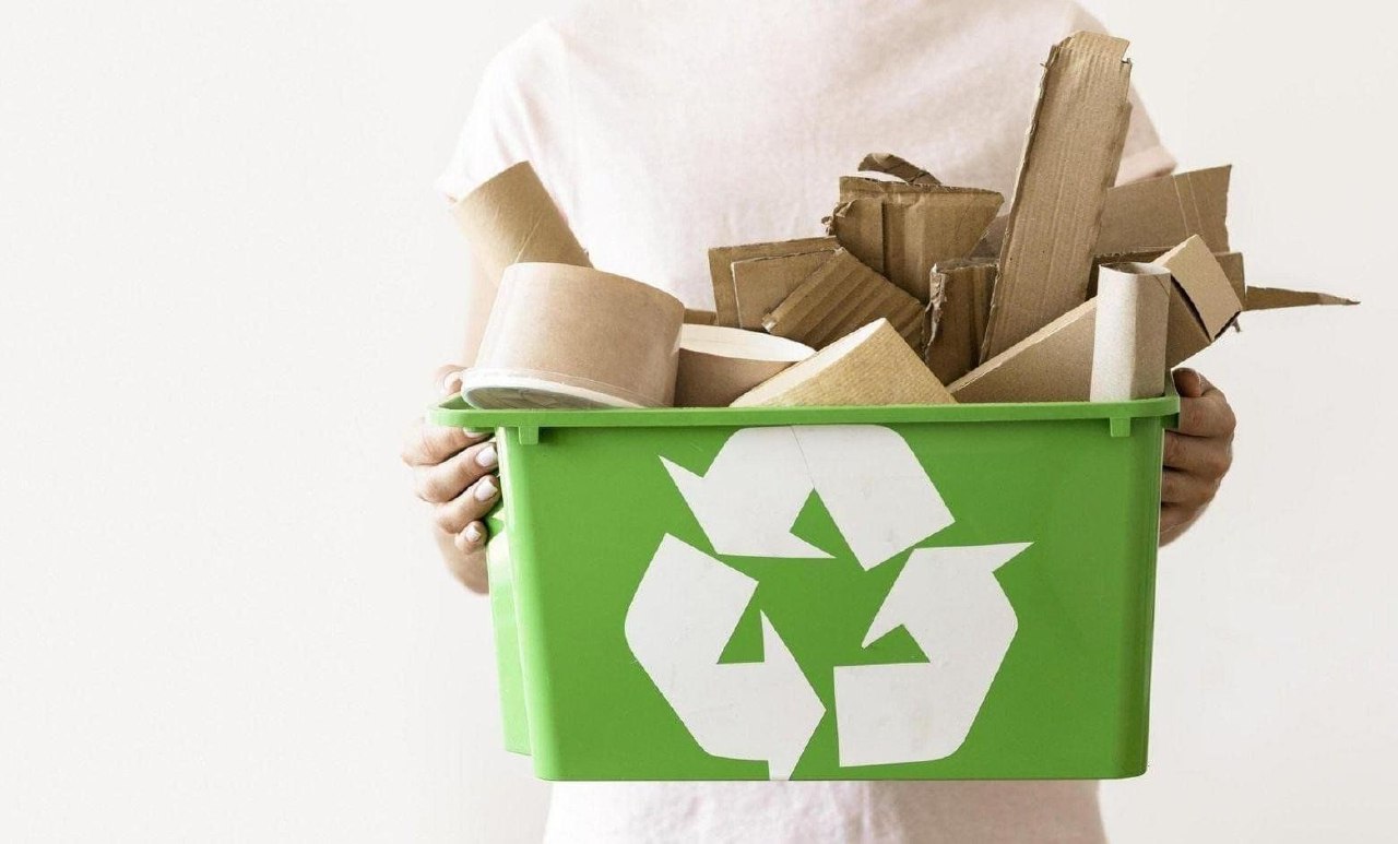 Вниманию юридических лиц и индивидуальных предпринимателей Отходы бумаги и картона от коммерческой деятельности не относятся к твердым коммунальным отходам ТКО Складировать их на контейнерных площадках запрещено законом  Предприятия обязаны самостоятельно обеспечивать утилизацию картонных отходов через лицензированные организации Картон и гофрокартон подлежат обязательной переработке согласно федеральному законодательству Распоряжение Правительства РФ 1589 р Об утверждении перечня видов отходов производства и потребления в состав которых входят полезные компоненты захоронение которых запрещается и в соответствии со статьей 12 Федерального закона от 24 06 1998 89 ФЗ ред от 31 07 2025 Об отходах производства и потребления За подброс коммерческих отходов на площадки ТКО предусмотрена административная ответственность По статье 6 35 КоАП РФ на граждан в размере от 2 000 до 3 000 рублей на должностных лиц от 30 000 до 40 000 рублей на лиц осуществляющих предпринимательскую деятельность без образования юридического лица от 50 000 до 60 000 рублей или административное приостановление деятельности на срок до 90 суток на юридических лиц от 250 000 до 350 000 рублей или административное приостановление деятельности на срок до 90 суток По статье 8 2 КоАП РФ на граждан в размере от 2 000 до 3 000 рублей на должностных лиц от 10 000 до 30 000 рублей на лиц осуществляющих предпринимательскую деятельность без образования юридического лица от 30 000 до 50 000 тысяч рублей или административное приостановление деятельности на срок до 90 суток на юридических лиц от 100 000 до 250 000 рублей или административное приостановление деятельности на срок до 90 суток