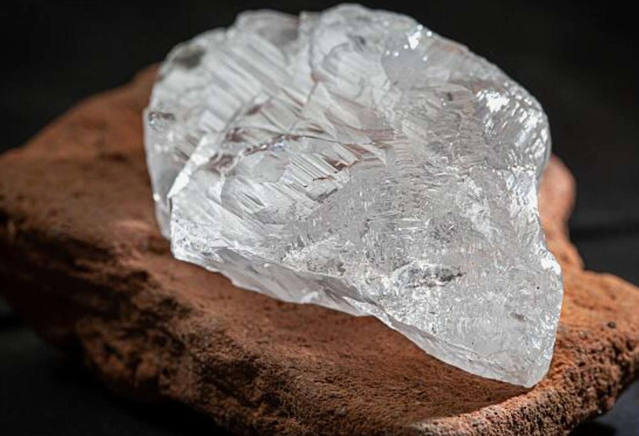 В Архангельской области нашли алмаз весом 228 карат Он был добыл на горно обогатительном комбинате имени Владимира Гриба В пресс службе компании АГД Даймондс сообщили что этот камень стал первым особо крупным свыше 50 карат добытым в этом году и 52 м уникальным минералом извлечённом на этом месторождении в Поморье Проведя предварительную классификацию специалисты отнесли алмаз ко второму типу с минимальным содержанием азота Данная разновидность камней встречается крайне редко и составляет малую долю природных алмазов менее 1 Подписаться на Говорит Москва Telegram VK MAX