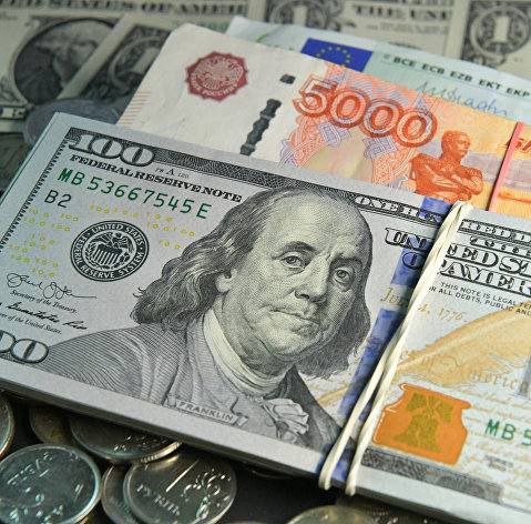 Доллар может вскоре упасть до 60 руб. С начала года российская валюта уже подорожала к американской на 26%. Экономисты считают, что летом доллар будет стоить 70–80 руб., не исключены и минимумы по 60 руб., пишет «Газета.ру». Но в случае эскалации российско-украинского конфликта курс составит 90–100 руб.