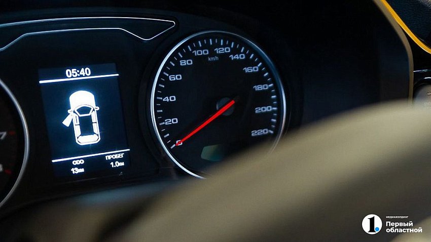 В Челябинске средняя цена на новый автомобиль снизилась на 4,4% Стоимость машины из автосалона составила 2,6 миллиона рублей. Цены на некоторые китайские кроссоверы снизились еще больше - OMODA C5 и Chery Tiggo 7 Pro Max подешевели на 8,7% и на 8,1% соответственно. По словам руководителя продаж направления «Новые авто» в Авито Артема Хомутинникова, в России конкуренция между дилерами в сегменте новых авто довольно высока, поэтому многие используют снижение цен как действенный инструмент для привлечения покупателей.