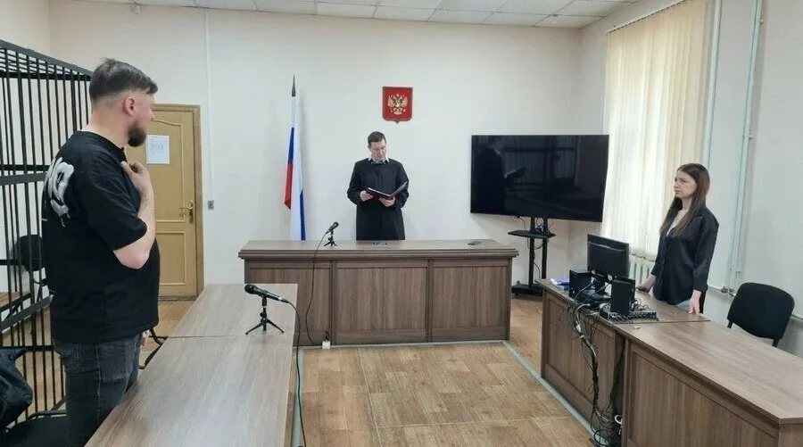 Благовещенец написал два злобных комментария и им заинтересовались в ФСБ Житель Благовещенска который прокомментировал новость в одном из мессенджеров привлек внимание ФСБ Мужчина в итоге был осужден за призывы к экстремистской деятельности в отношении других людей по национальному и религиозному признаку Подробности сообщили в Благовещенском городском суде где рассматривали это уголовное дело В ноябре 2024 года и сентябре 2025 года благовещенец со своего личного аккаунта в мессенджере под никнеймом оставил два комментария с идентичным содержанием Оба комментария появились под новостями в открытом чате который был доступен всем пользователям По материалам УФСБ России по Амурской области было возбуждено уголовное дело по статье о публичных призывах к осуществлению экстремистской деятельности с использованием сети Интернет ч 2 ст 280 УК РФ После этого мужчина удалил свой аккаунт Лингвистическая экспертиза установила что комментарий призывает к насилию включая убийство против групп людей объединенных по национальному признаку первый эпизод и религиозному признаку второй эпизод В ходе следствия горожанин признал свою вину активно способствовал раскрытию и расследованию преступления и раскаялся В результате суд признал его виновным и приговорил к 1 году 3 месяцам лишения свободы условно с испытательным сроком 1 5 года Осужденному также запрещено размещать обращения и иные материалы в сетях общего пользования на 1 5 года Телефон с которого были совершены преступления конфискован