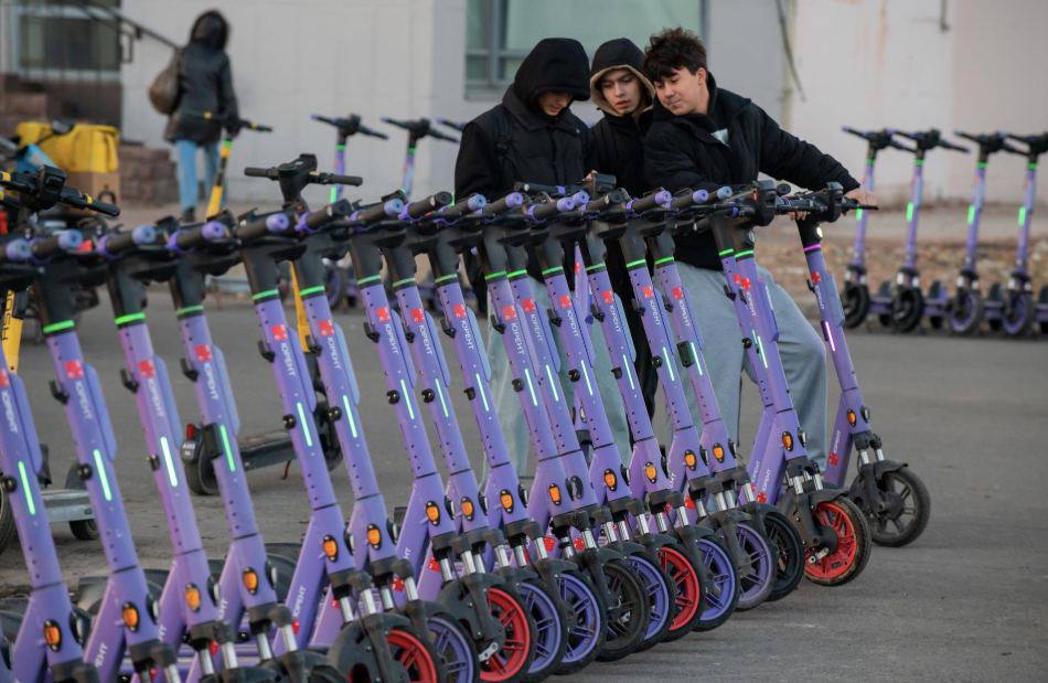Сервисы аренды электросамокатов приостановили работу в Петербурге из за снега В пресс службах операторов подчеркнули что возобновление сервиса будет зависеть от стабилизации погодной ситуации Так в компании Юрент по запросу ДП уточнили что работа будет восстановлена при наступлении сухой погоды и плюсовой температуры Ориентируемся на погодные условия пока сервис на паузе как только будет сухо и плюсовая температура восстановим работу рассказали в компании О прекращении работы сервиса из за плохой погоды пользователи также были предупреждены в приложении Яндекс Go О временных паузах в работе её возобновлении и об окончании сезона пользователи смогут узнать из приложения отметили представители Яндекс Go Сергей Ермохин ДП Подписаться на ДП в Telegram MAX