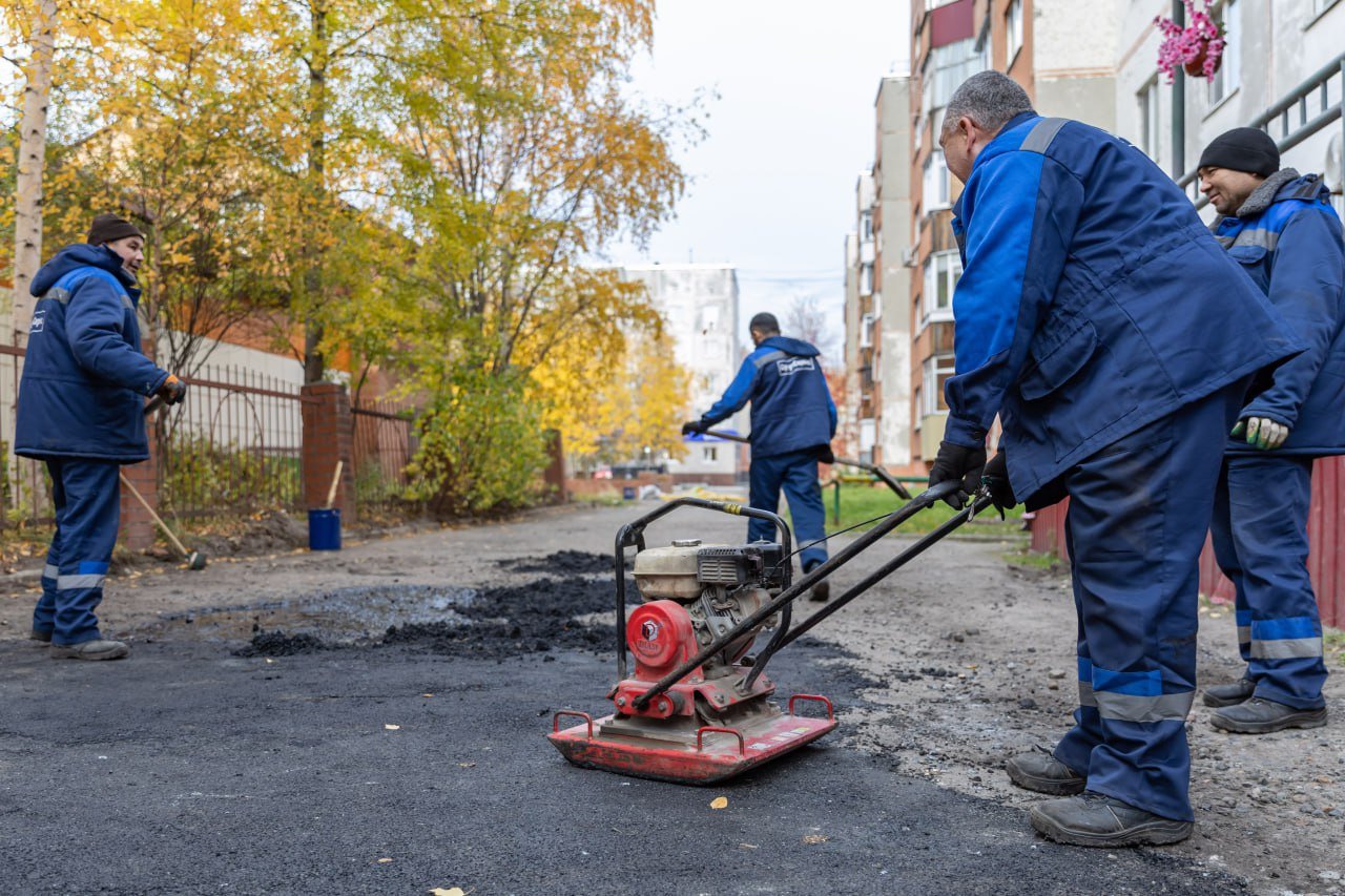 105 дворов в Сургуте отремонтировали этой осенью методом холодного асфальтирования  Этой информацией поделился глава города Максим Слепов.  Девять УК из 27 изыскали средства и провели ямочный ремонт на своих территориях. Лидер УК «Система». Компания привела таким образом в порядок 52 двора,  - сообщил в соцсетях мэр.   Также Максим Слепов рассказал, что «в 2025-м в планах управляющих компаний выполнить ямочный ремонт ещё минимум в 23 дворах».    тг-канал Максима Слепова    Новости Сургута и Югры