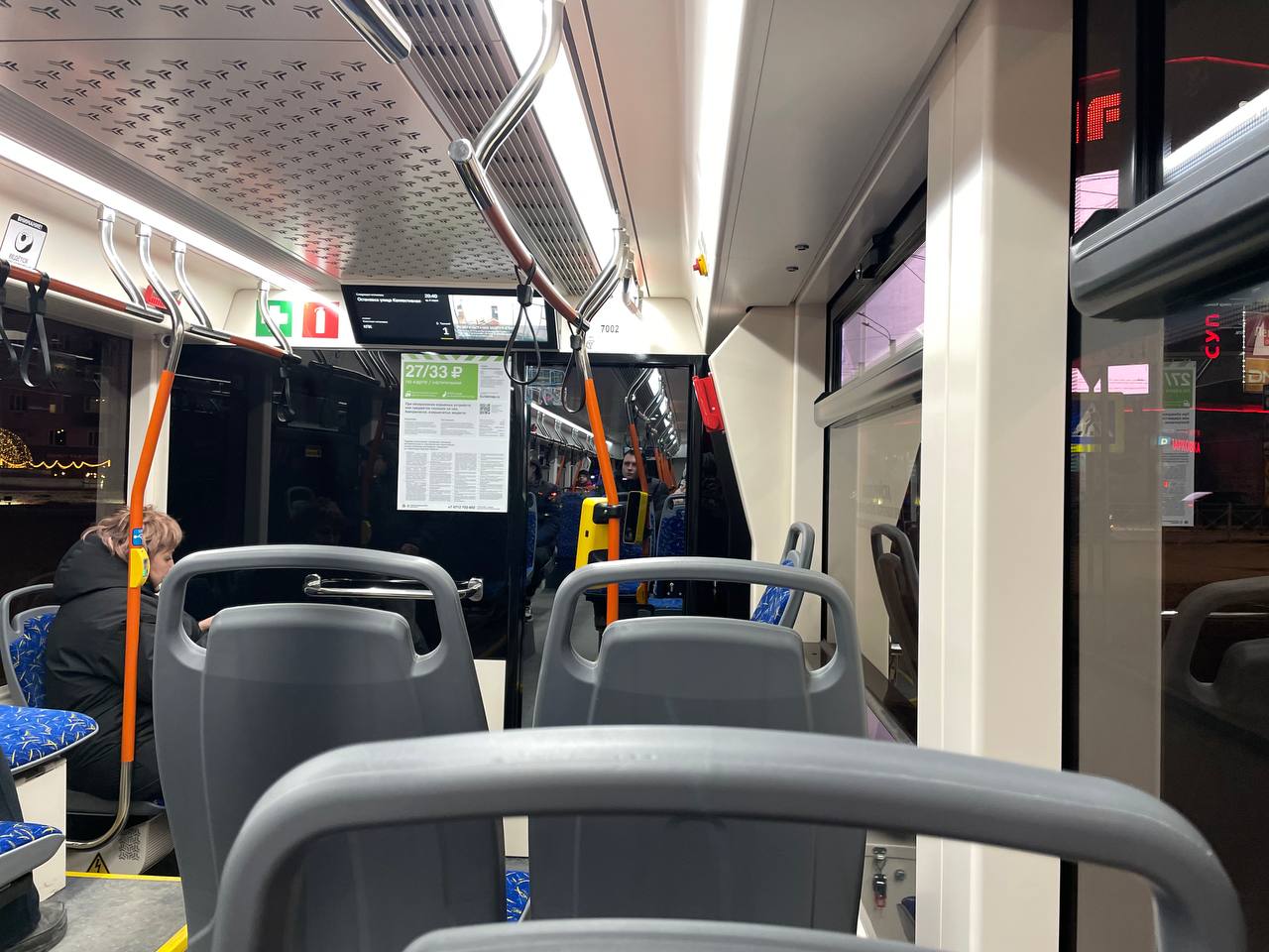 В Курске прошла внеплановая проверка чистоты общественного транспорта Поводом для рейда стало увеличение количества обращений от курян недовольных санитарным состоянием автобусов на городских маршрутах Проверку провели сотрудники контрольно ревизионного отдела Центра транспортных услуг организатора пассажирских перевозок в Курске Осмотр автопарка перевозчика ООО ВАП состоялся 22 января в утренние часы в период выпуска транспорта на линию с 04 45 до 06 15 В ходе мероприятия специалисты оценивали соответствие автобусов техническим и санитарным требованиям закреплённым в государственных контрактах По итогам осмотра было зафиксировано внешнее и внутреннее загрязнение 44 автобусов готовившихся к выходу на маршруты По всем выявленным нарушениям составлены акты В региональном министерстве транспорта и автомобильных дорог напомнили что подобные проверки носят не формальный характер По итогам 2025 года сумма штрафов наложенных на перевозчиков в Курске и Курской области за нарушение условий госконтрактов превысила 10 млн рублей Курская Telega Прислать новость