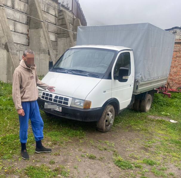 В Северной Осетии полицейские Пригородного района раскрыли кражу металлических изделий В Левобережный отдел полиции ОМВД России по Пригородному району РСО-Алания обратился 74-летний житель Ногира. Он сообщил, что с территории принадлежащего ему з/у в с. Горная Саниба совершена кража металлических ворот. Сумма ущерба, по словам заявителя, составила 55 тысяч рублей. В ходе проведения оперативно-розыскных мероприятий участковые уполномоченные полиции установили личность подозреваемого в краже и задержали его. Им оказался ранее судимый гражданин 1970 г.р., проживающий в городе Владикавказе, который признался в содеянном. Похищенное имущество злоумышленник вывез ночью из населенного пункта и сдал в металлоприемник, а вырученные деньги потратил на личные нужды. В настоящее время в отношении задержанного Следственным отделом ОМВД России по Пригородному району возбуждено уголовное дело, предусмотренное ч.2 ст.158 УК РФ «Кража». Согласно максимальной санкции статьи фигуранту грозит до 5 лет лишения свободы.