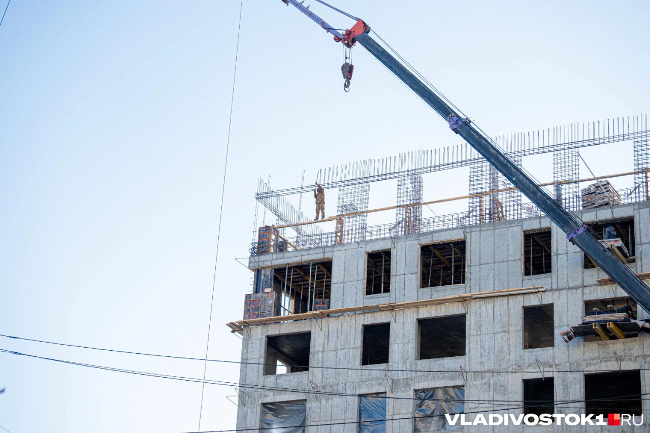 Прокуратура Приморского края взыскала 75 миллионов рублей со строительной компании Парк Инвест Выяснилось что она выиграла на торгах по определению подрядчика для спорткомплекса в селе Вольно Надеждинское благодаря картельному сговору Еще в 2022 году управление культуры физической культуры спорта и молодежной политики администрации Надеждинского района объявило открытый аукцион в котором приняли участие 4 компании В итоге Парк Инвест выиграл и исполнил контракт на 74 7 миллиона рублей но позже выяснилось что остальные участники делали определенные ставки чтобы отсечь добросовестных участников закупки Интересно что Парк Инвест компания которая какое то время занималась затянувшимися строительством школы на Патрокле а также построила дома на Русской Она работает с 2014 года и сотрудничала с властями Приморья Дагестана Москвы и Ханты Мансийского автономного округа Подробнее об очередной проблеме компании на сайте Подписаться