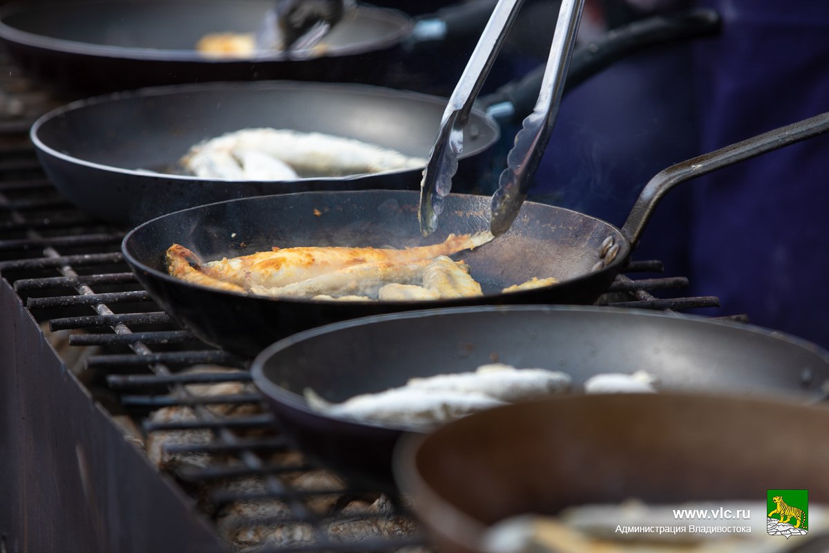 Фестиваль Рыбацкая Масленица состоится во Владивостоке 22 февраля В предстоящее воскресенье у Национального центра Россия пройдет большой праздник который объединит сразу два мероприятия фестиваль корюшки и Масленицу Гостей ждут ароматная корюшка от шеф поваров города наваристая уха и конечно горячие блины с разными начинками Начало в 12 00 В программе запланированы мастер классы по приготовлению блинов и росписи пряников народные игры и шествие ряженых С расписанием фестиваля можно ознакомиться здесь РыбацкаяМасленица Читайте наши новости в МАХ