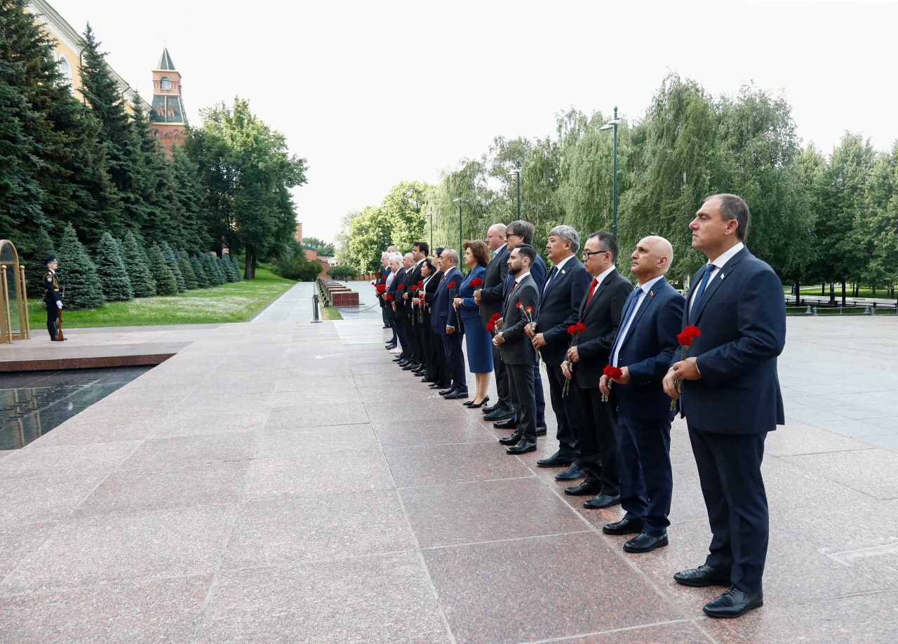 Делегация Парламента Абхазии приняла участие в III Международном парламентском Форуме СНГ "Пушкинские чтения". В нее вошли депутаты Инар Садзба, Левон Галустян, Венори Бебия. Вместе с представителями других стран они возложили цветы к Могиле Неизвестного Солдата в Александровском саду. Кроме того, глава делегации Инар Садзба выступил с докладом на пленарном заседании, сообщили в пресс-службе Народного Собрания. Форум "Пушкинские чтения" проводится в Государственной думе с 2023 года, в этом году он посвящен 80-летию Победы.