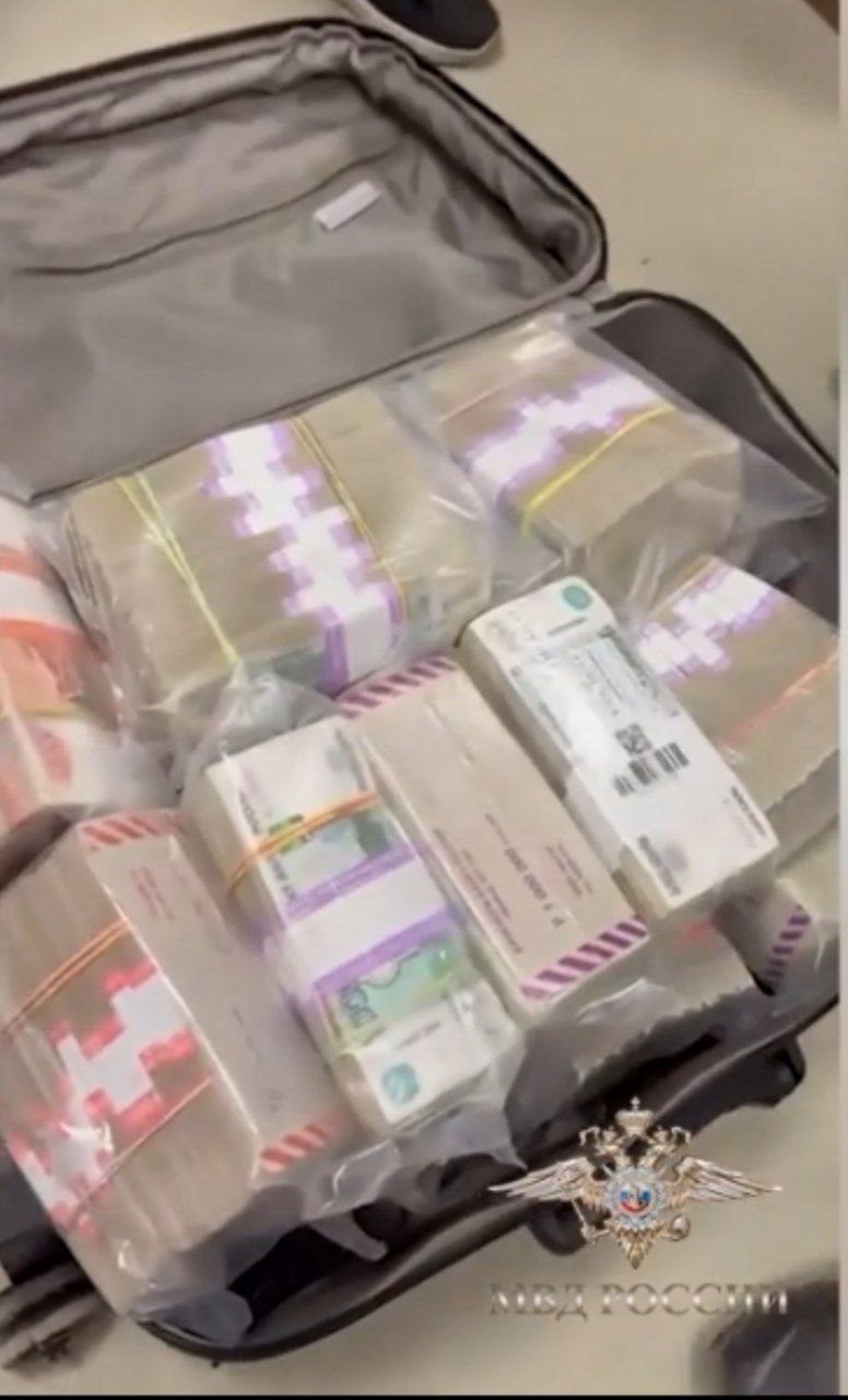 Раскрыта крупная кража денег из почты Полиция установила хищение примерно 60 миллионов рублей из отделения Почты России Преступление попытались замаскировать поджогом здания Подозреваемая руководительница отделения задержана при попытке покинуть город и отправиться в Москву Во время осмотра её машины изъято свыше двух миллионов наличных   Одновременно задержан брат женщины обнаружено около 37 миллионов рублей в его автомобиле Мужчине предъявлены обвинения Всего изъято почти сорок миллионов рублей Расследование предполагает что пожар устроили специально чтобы скрыть следы преступления Следователь возбудил уголовное дело по фактам умышленного уничтожения чужого имущества и кражи в особо крупных размерах investing investing