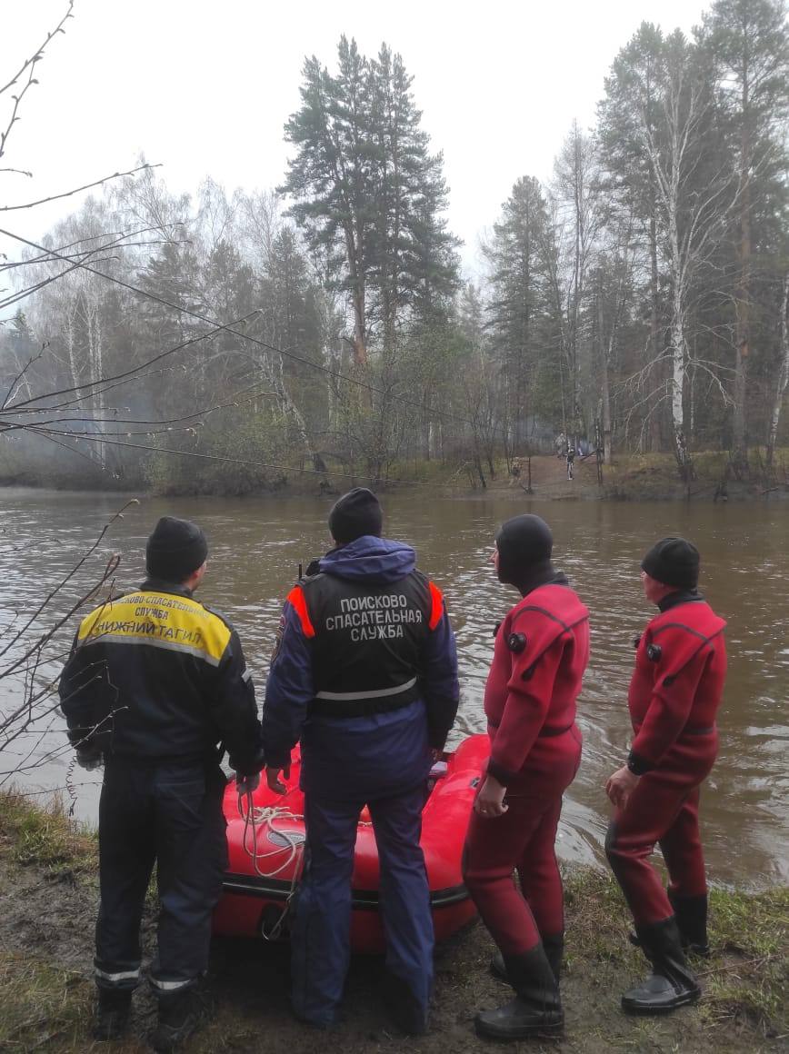 9 мая во второй половине дня в район горы Медведь Камень поступил вызов: молодой человек упал в реку Тагил с канатной переправы и исчез под водой. Из-за труднодоступного места на поиски направили спасателей и водолазов — одни шли лесом на квадроцикле, другие добрались по воде на лодке. К моменту прибытия спасателей пострадавшего уже вытащили из реки очевидцы — туристы с байдарок. Они пытались реанимировать его, но безуспешно. Молодой человек 2002 года рождения скончался. По словам его товарищей, он пересекал реку без страховки и с тяжёлым рюкзаком. Тело погибшего и его друзей доставили в экопарк «Ермаково Городище» и передали полиции. Соболезнуем родным и близким. Подписаться Присылайте фото, видео и новости