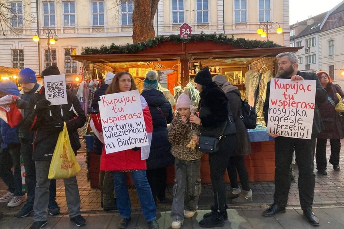 Поддерживающих агрессию РФ в Украине сестер минского монастыря выгнали с польской ярмарки  Вчера мы писали о том, что белорусские активисты провели пикет в польском городе Щецин — у палатки Свято-Елисаветинского монастыря.   Активисты на плакатах информировали пришедших на ярмарку гостей о том, что этот монастырь помогает российским военным. Пикетом заинтересовались местные СМИ, которые обратились за разъяснением к организаторам ярмарки.   К примеру, щецинский портал Szczeciner связался с пресс-секретарем организации ŻSTW Цалиной Волош. Та заявила, что «организаторы ярмарки не знали о деятельности белорусских монахинь». Но теперь, после знакомства с информацией,   было принято решение как можно скорее расторгнуть договор с монахинями Свято-Елисаветинского монастыря и прекратить дальнейшую продажу их продукции на ярмарке.  #польша #беларусь #православные