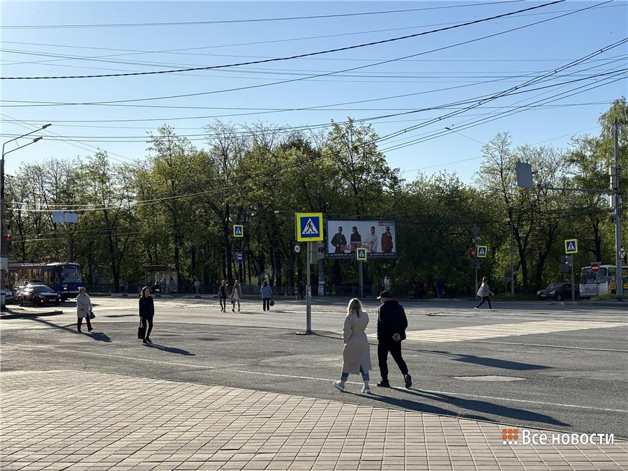 Каждый четвертый работающий житель Нижнего Тагила мечтает возглавить компанию, в которой трудится. При этом мужчины проявляют больше карьерных амбиций, чем женщины. Исследование показало, что 28% работающих тагильчан хотели бы занять пост генерального директора своей компании. Гендерные различия оказались значительными: среди мужчин таких амбициозных работников оказалось 33%, тогда как среди женщин — только 23%. Уровень дохода напрямую влияет на карьерные устремления. Среди тех, кто зарабатывает более 100 тыс рублей в месяц, о руководящей должности мечтают 30%. Среди работников с меньшим доходом таких всего 25%. Наиболее выражены карьерные амбиции у менеджеров по логистике — 34% из них хотели бы возглавить компанию. На втором месте специалисты по клиентскому обслуживанию 32% , на третьем — сотрудники отделов продаж 30% . Меньше всего стремятся к директорскому креслу бухгалтеры — только 13%. Еще менее амбициозны психологи 8% , фармацевты и секретари по 7% .