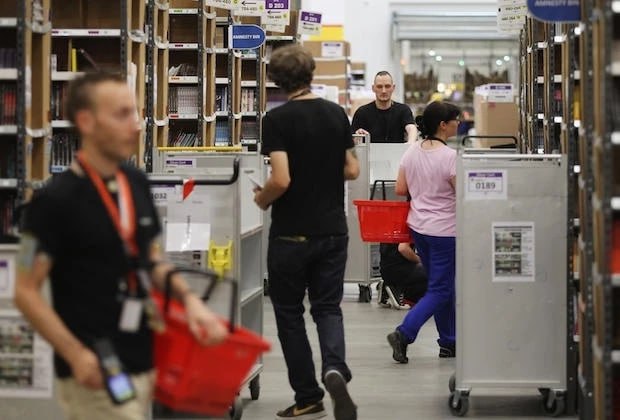 Выпускники-айтишники идут работать не в стартапы, а в закусочные — ИИ съел их вакансии  Судя по свежей статистике, выпускники факультетов компьютерных наук массово не могут найти работу по специальности. Рынок утонул в ИИ-автоматизации: задачи, которые раньше поручали джунам, теперь закрывают нейросети.  Результат — вчерашние кодеры работают в закусочных, барах и на складе Amazon, а их дипломы пылятся на полке. Компании берут меньше новичков, предпочитая опытных специалистов, а начальные позиции просто исчезают.