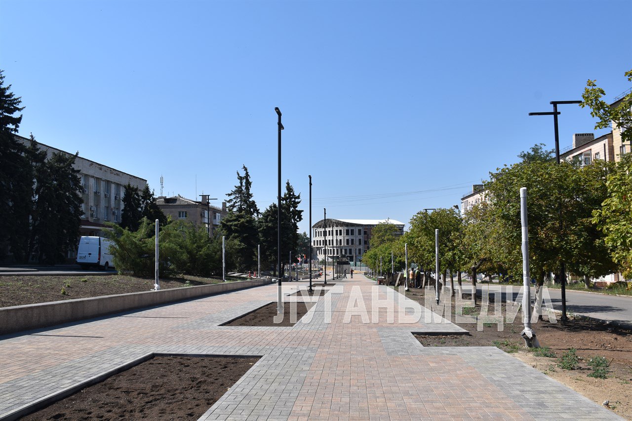 Обновленная аллея Дружбы станет подарком краснодонцам ко Дню города Реконструкция аллеи Дружбы в Краснодоне вышла на финишную прямую. Уже выполнены самые сложные работы – демонтаж старого дорожного покрытия и вывоз строительного мусора, монтаж каркаса упорной стенки. По обеим сторонам аллеи смонтировано освещение. Генеральный директор ООО «АртСтрой» Артак Хачикян рассказал, что изначально окончание работ было запланировано на октябрь-ноябрь текущего года. – Губернатор Тюменской области предложил ускорить ход работ и завершить реконструкцию аллеи Дружбы до Дня города Краснодона, сделав таким образом подарок горожанам, – проинформировал Артак Арсенович. На сегодняшний день готовность объекта составляет 90 процентов. В ближайшее время специалисты ООО «АртСтрой» приступят к озеленению аллеи и установке скамеек и урн. Вконтакте Одноклаcсники