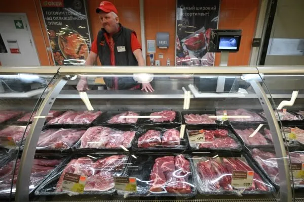 В ФАС напомнили о недопустимости повышения цен на мясо перед праздниками Речь идёт о говядине свинине баранине курином мясе и других продуктах которые пользуются повышенным спросом в такой период Федеральная антимонопольная служба ведёт постоянный анализ цен на продовольственные товары В течение года стоимость этих продуктов меняется в том числе из за сезонных факторов одним из которых остаётся повышение спроса в майские праздники пояснили в ведомстве Там добавили что при обнаружении признаков недобросовестных действий будут приняты меры реагирования В ФАС также рекомендовали ретейлерам в случае снижения отпускных цен со стороны поставщиков отражать это в рознице Подписаться на Говорит Москва Telegram VK MAX