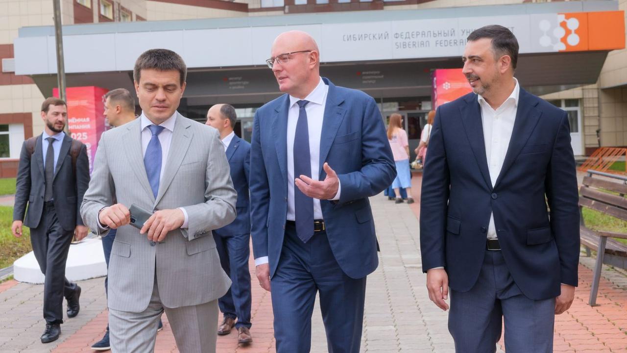 Поступление – цифры и дашборд Вице-премьер Дмитрий Чернышенко в рамках своей поездки в Красноярский край в Сибирском федеральном университете сообщил о текущих параметрах приемной кампании: Всего в этом учебном году по программам высшего образования доступно почти 620 тыс. бюджетных мест. Около 540 тысяч абитуриентов уже подали почти 4 млн заявлений в рамках конкурсных групп, из них более 3 млн – через суперсервис «Поступление в вуз онлайн». Напомним, что основная масса бюджетных мест 73% распределена региональным вузам. Портал Правительства сообщает: Среди наиболее популярных направлений – информатика и вычислительная техника, образование и педагогические науки, клиническая медицина Отличием текущей кампании, как сообщил Дмитрий Чернышенко, служил введение дашборда. Он развернут на площадке Координационного центра Правительства РФ и позволяет в режиме реального времени следить за ходом приемки в разрезе регионов, университетов и даже отдельных направлений подготовки. В мероприятии также приняли участие губернатор Красноярского края Михаил Котюков, замминистра Минобрнауки Дмитрий Афанасьев, врио Сибирского федерального университета Максим Румянцев. Подробнее. #новостиНОП НОП - Научно-образовательная политика