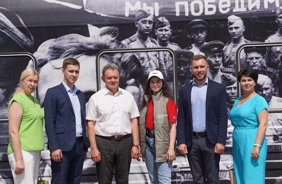 Пенза встретила «Поезд Победы»  Первая в мире иммерсивная передвижная выставка открылась для посетителей на железнодорожном вокзале станции Пенза-1.  Одними из первых уникальный музей посетили заместитель председателя правительства Пензенской области, участник программы «Время Героев» Артем Николаев и заместитель председателя Законодательного Собрания Пензенской области Валерий Лидин.  Планируется, что экспозицию также посетят курсанты Пензенского артинститута, ветераны военных действий и члены их семей, школьники, представители молодежных организаций.  Экспозиция будет работать на железнодорожном вокзале станции Пенза-1 в течение двух дней. Затем уникальный поезд отправится в Ульяновск.  #пензенскаяобласть  #поездПобеды