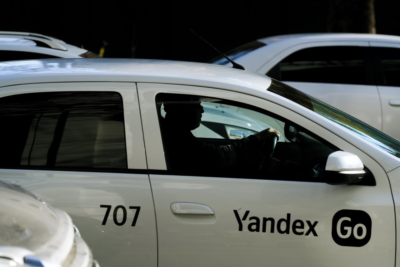 Yandex Uzbekistan запустил мотивационную программу для желающих начать бизнес в такси Участники программы смогут получать бонусы от компании до 35 млн сумов в год за каждый автомобиль подключенный к сервису Yandex Taxi Сервис уже предлагает партнерам поддержку в ведении бизнеса от автоматизации процессов до скидок на покупку автомобилей от партнеров В будущем компания планирует предложить также специальные условия по лизингу автомобилей Для участия в программе партнеры должны быть готовы до 30 сентября приобрести от 10 автомобилей узбекистанской сборки соответствующих требованиям программы по году выпуска и марке и подключить их к сервису для выполнения заказов Среди условий которые также должны соблюдаться автомобили выведены на линию на них активно выполняют поездки За каждый новый автомобиль подключенный к сервису партнеры смогут получать бонусы до 35 млн сумов в год Это один из проектов который поможет нам привлекать новых партнеров и позволит регулярно обновлять автомобили подключенные к сервису Это в свою очередь поможет поддерживать и повышать качество услуг сервиса Yandex Taxi и как следствие обеспечит стабильный спрос на них комментирует программу Тимур Алиев руководитель Yandex Taxi Всем партнерам сервиса уже доступны поддержка в привлечении и обучении водителей автоматизированная система для управления заказами и автопарком обучающие вебинары для менеджеров в будущем компания планирует предлагать партнерам специальные условия по лизингу автомобилей и скидки на покупку автомобилей от партнеров компании Заявки на участие в программе принимаются до 19 сентября 2025 года Количество участников мотивационной программы ограничено Более подробная информация об условиях программы   pro yandex lp uz ru partnership offer Telegram Facebook Instagram LinkedIn