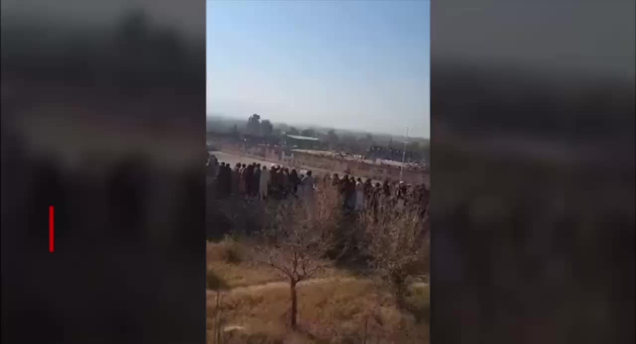 Публичная казнь в Афганистане: 13-летний мальчик казнит мужчину за убийство своей семьи