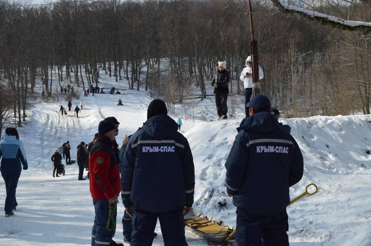 Покататься на лыжах, сноубордах и санках крымчане смогут в безопасности.   На плато Ай-Петри и на Ангарском перевале дежурят спасатели, сообщил министр чрезвычайных ситуаций Крыма Алексей Еременко.   Специалисты имеют все необходимое для оказания помощи на месте, при надобности могут привлечь и медиков.   На выходных, по словам министра, ожидается много желающих позаниматься зимними видами спорта.  Крымский мост   Новости Крыма