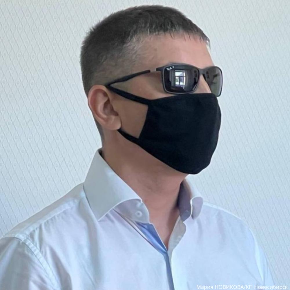 У экс начальника ОБЭП конфискуют имущество после приговора за взятки в Новосибирске Центральный районный суд признал бывшего начальника ОБЭП Центрального района Александра Умерова виновным в получении взяток почти на 20 миллионов рублей превышении и злоупотреблении полномочиями Суд назначил ему условный срок 4 года 6 месяцев с испытательным сроком 4 года и штрафом в 18 миллионов рублей При этом Умерова лишили звания майора полиции и постановили конфисковать имущество которое по версии следствия нажито коррупционным путем квартиру в элитной новостройке парковку кладовку и жилье оформленные на родственников а также Volkswagen Tiguan брата рассказал КП Новосибирск Умерова задержали еще в 2022 году при получении 630 тысяч рублей Позже он пошел на сделку со следствием и дал показания против коллег также проходящих по делу о крышевании подпольных казино НОВОСТИ и ТОЧКА Подписаться
