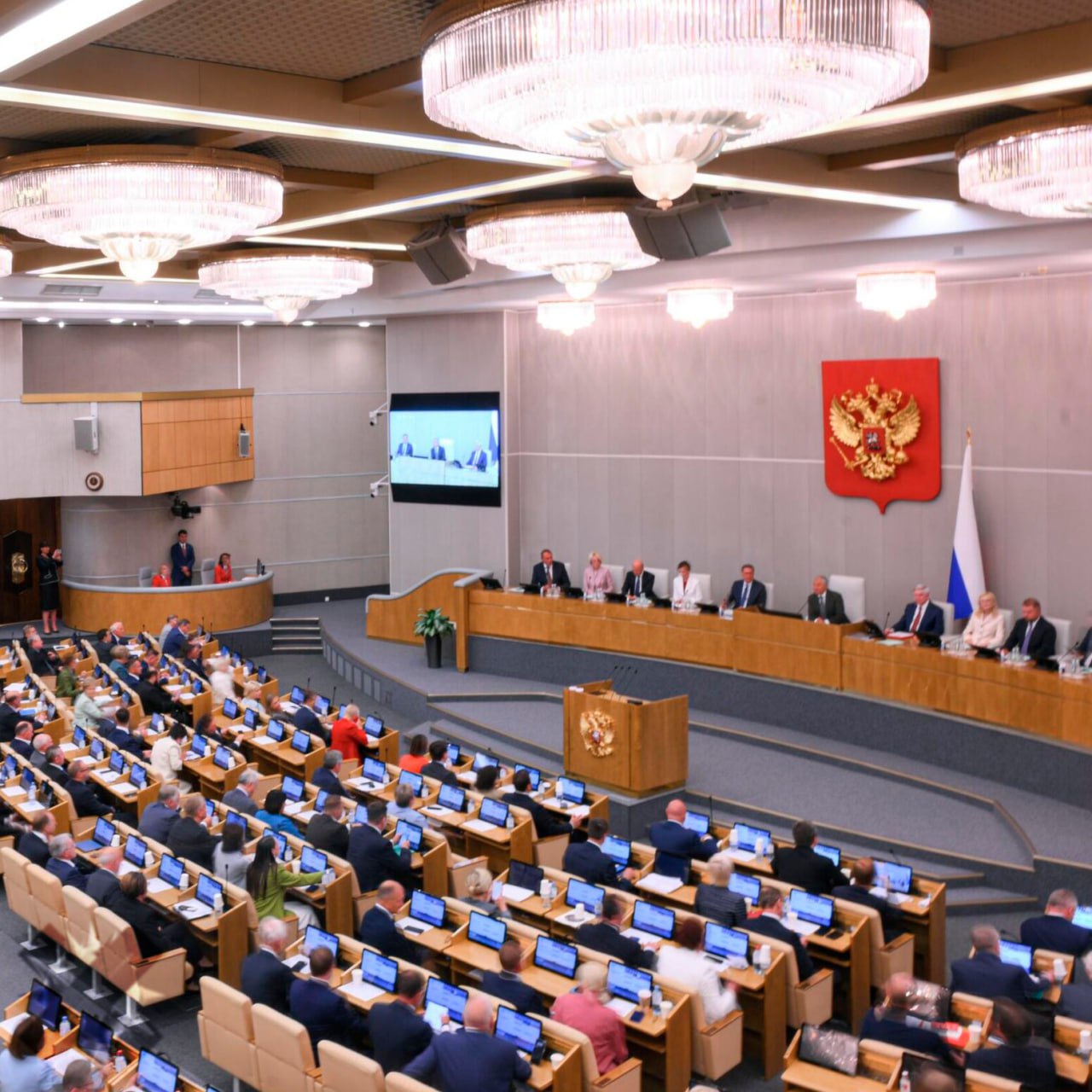 В Госдуме предлагают перевести всех на удалёнку Депутаты считают что сотрудникам стоит поработать из дома так риск распространения гонконгского гриппа станет ниже По данным СМИ только за последнюю неделю в России число заболевших удвоилось а текущая вакцина ВОЗ не работает НМШ