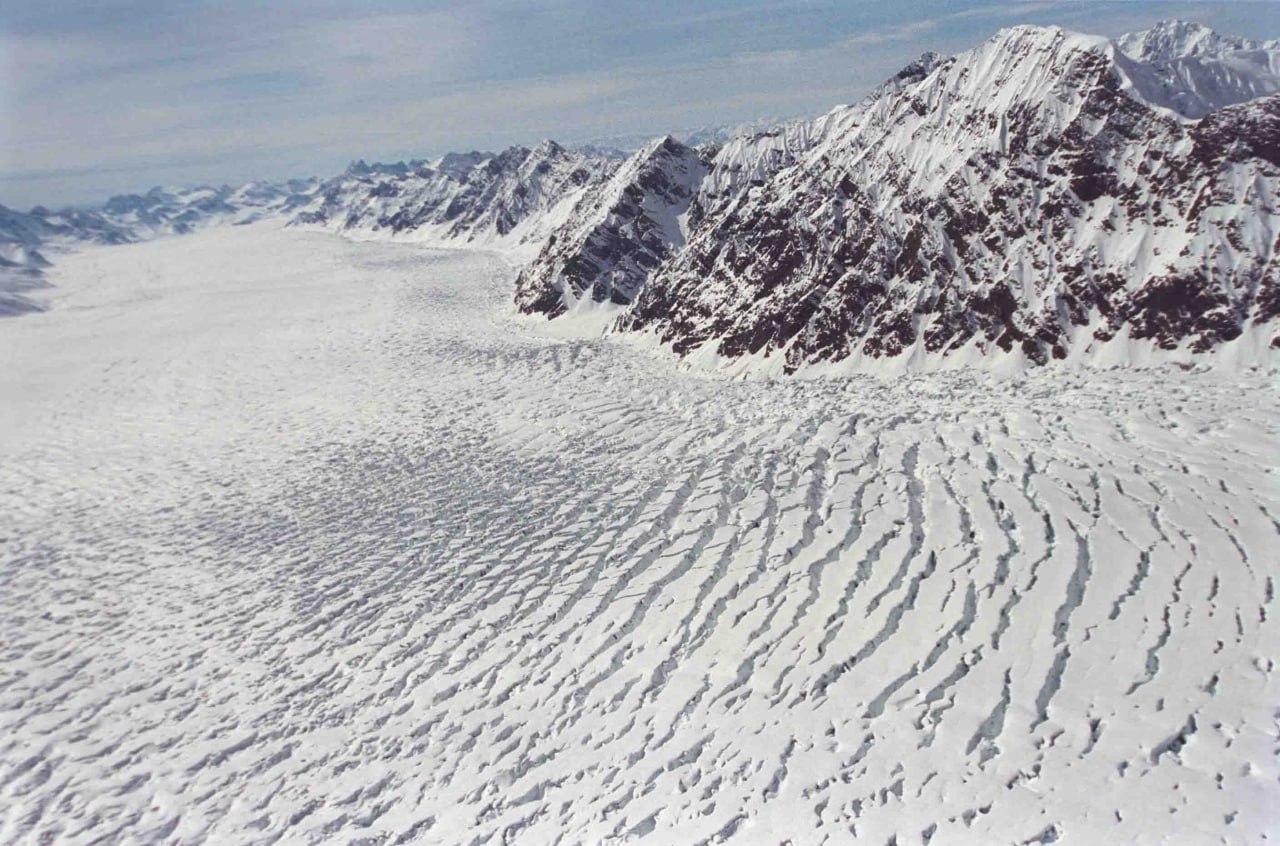 Трассу Индигир завалило снегом Снежная стихия напомнила о себе на севере республики На 430 м километре сезонной дороги Индигир которая соединяет село Хонуу с поселком Белая Гора сошла лавина Белая масса перегородила путь но дорожники сработали на опережение бульдозер К 702 выехал к месту ЧП практически сразу Спасать трассу отправились специалисты Момского дорожного участка К вечеру 12 февраля снежный плен удалось прорвать проезд восстановили полностью И что особенно важно водителям даже не пришлось стоять в пробках расчистка шла без остановки движения Как пояснил начальник участка Константин Терешкин это первая лавина в нынешнем сезоне но скорее всего не последняя Синоптики обещают новые заряды снега а значит под ударом может оказаться и трасса Арктика которая петляет между горных перевалов Пока водителям советуют быть внимательными и следить за прогнозами зима в Якутии может быть непредсказуемой Фото Веленгурин Владимир