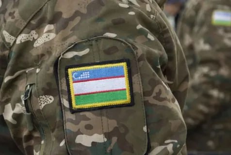 Штрафовать за одежду схожую с военной полицейской и другой формой хотят в Генпрокуратуре Узбекистана Если закон примут то за похожую по цвету пошиву знакам и другим признакам одежду могут выписать штраф от 2 млн до 4 3 млн сумов от 13 7 тыс до 29 5 тыс рублей Законопроект появился на сайте инициатив для обсуждения