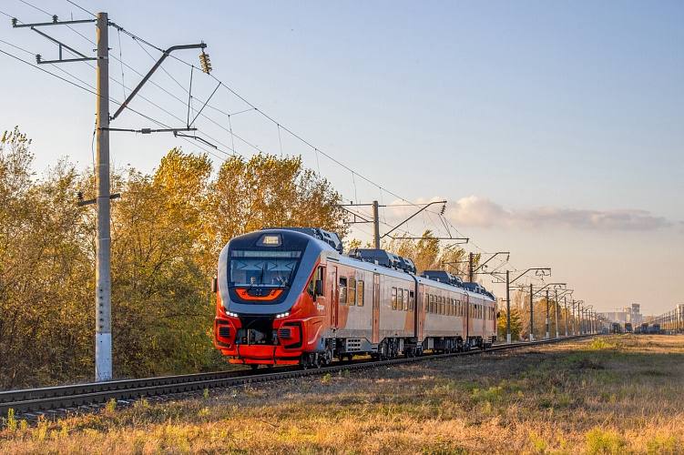 Между ДНР и Ростовом на Дону установят прямое ж д сообщение Между ДНР и Ростовом появится беспересадочное ж д сообщение в ближайшее время Об этом в прямом эфире рассказал министр транспорта ДНР Александр Бондаренко Сейчас есть поезд Донецк Успенская После чего пассажиры могут с пересадкой отправиться в Ростов и Таганрог На совещании которое прошло в донской столице министерство транспорта ДНР договорилось с Северо Кавказской пригородной пассажирской компанией которая входит в структуру ООО РЖД о создании беспересадочного маршрута Иловайск Таганрог Ростов Главный Решили начинать не с концепции а с дела Фактически мы сейчас создаем условия для захода подвижного состава ООО РЖД в частности Северо Кавказской пригородной пассажирской компании на территорию ДНР Это позволит создать новый беспересадочный маршрут сообщил Александр Бондаренко Вопрос находится в разработке процесс не быстрый По словам министра транспорта ДНР планируется завершить работы в течение 6 месяцев Подпишись на 1Rnd в МАХ Написать в редакцию