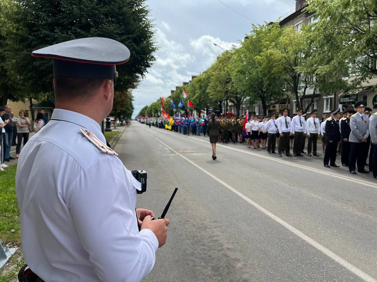 В Борисове на праздновании Дня Победы милиция готова обеспечить правопорядок Во время мероприятий ко Дню Победы сотрудники Борисовского РУВД будут охранять общественный порядок, личную и имущественную безопасность граждан. Все места проведения массовых мероприятий будут взяты под контроль, в том числе с использованием возможностей Республиканской системы мониторинга общественной безопасности. Значительно увеличится плотность нарядов на улицах города, особенно в местах проведения массовых мероприятий. Как отметил вриод первого заместителя начальника Борисовского РУВД - начальник милиции общественной безопасности подполковник милиции Иван Лиштван, главная задача – обеспечить безопасность людей, проведение праздника в нормальной, спокойной обстановке. Поэтому надеемся на понимание граждан и убедительно просим соблюдать правила поведения в общественных местах, проявлять бдительность, уважительное и почтительное отношение ко всем участникам мероприятий. Праздничные площадки оградят турникетами, зрители будут проходить на них через контрольно-пропускные пункты с металлоискателями. Правоохранители обращают внимание: в соответствии с законом о проведении массовых мероприятий посетителям запрещено иметь при себе холодное, огнестрельное, газовое или иное оружие, взрывчатые вещества и боеприпасы; нельзя будет приходить с велосипедами, самокатами и животными; во избежание получения травм в местах мероприятий запрещено использование пиротехнических изделий; для комфортного отдыха рекомендуем приходить в места проведения мероприятий заранее; лица, находящиеся в состоянии алкогольного опьянения, к местам проведения массовых мероприятий допущены не будут. При обнаружении бесхозных предметов, подозрительных граждан либо выявлении правонарушений просим незамедлительно информировать ближайший наряд милиции или сообщать по телефону 102! Борисов Новости Подписаться