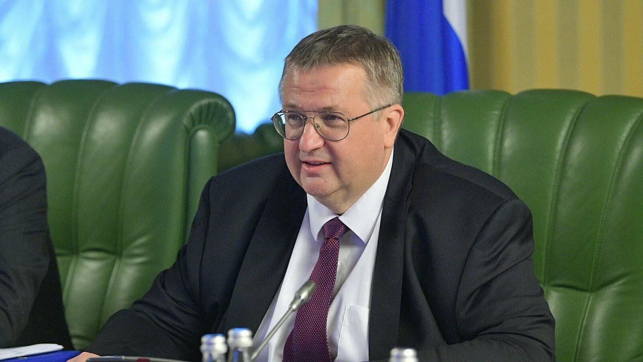 Власти Азербайджана отменили визит в Баку зампреда правительства России Алексея Оверчука Кажется, это уже реально шаг к понижению уровня дипотношений или даже к их разрыву. На протяжении всего года Алиев делает все, чтобы это произошло. По своей ли воле или по приказу кураторов из Анкары и Лондона – уже не так важно. Сегодня мы видим, что Азербайджан превращается в таран антироссийской экспансии бывшей и мелкобританской империи в Закавказье и Средней Азии, и отыграть это назад будет крайне сложно. Увы, а ведь в начале СВО, когда Алиев приезжал к Путину подписывать Московскую декларацию, была надежда, что наши страны вместе будут противостоять вызовам времени в нашем регионе. Увы, сегодня все перевернулось с ног на голову…. Поддержать Туранский экспресс #геополитика