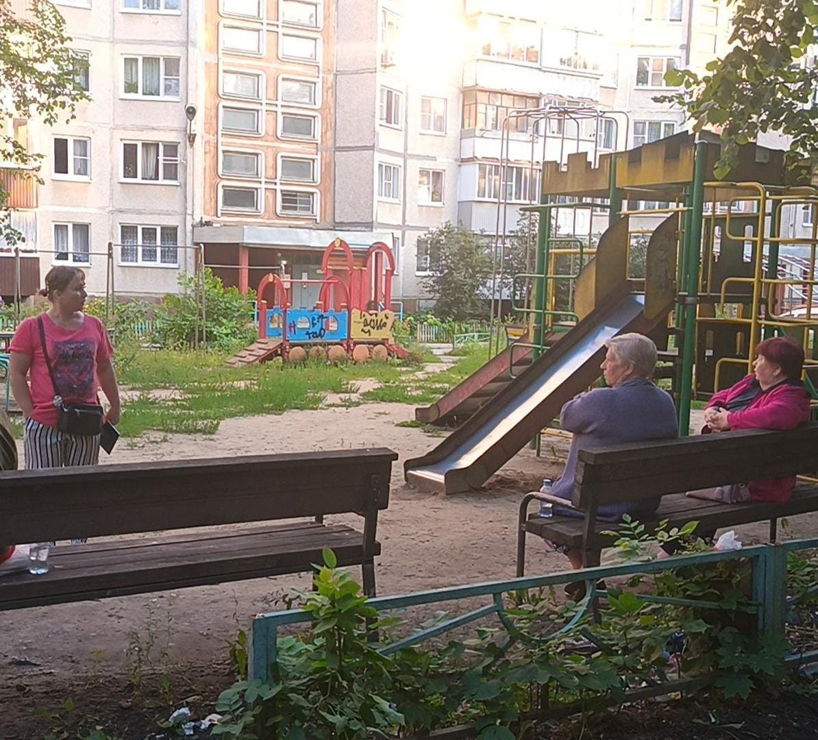 Общественный помощник ЛДПР Татьяна Костина провела встречу с жителями домов 4 и 6 по улице Берзина в Липецке.  Участники встречи обсудили наболевшие вопросы: плохое состояние дороги, ведущей к домам, бесхозность детских площадок, проблемы ЖКХ и многое другое.   - По всем обращениям будем работать. Только вместе мы можем сделать наши дворы комфортнее и безопаснее, - отметила Татьяна Костина.