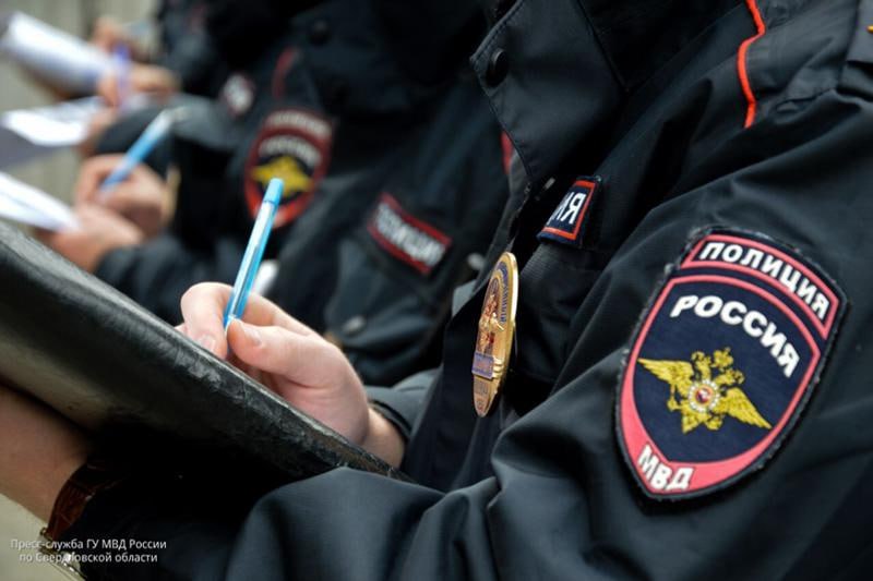 Подозреваемый в педофилии свердловский полицейский уволен из МВД «Принято решение об отстранении данного сотрудника от исполнения служебных обязанностей. В ближайшее время его уволят из системы МВД по отрицательным основаниям. В случае подтверждения вины он будет привлечен к предусмотренной законодательством ответственности», - пояснил ЕАН Валерий Горелых, начальник пресс-службы областного главка МВД. Напомним, ЕАН рассказывал, что к адвокату Сергею Самкову обратилась жительница Алапаевска, у которой 15-летняя дочь находится сейчас на 16-й неделе беременности. Предполагается, что подростка развратил майор полиции.