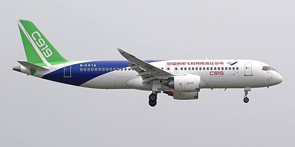 Нигерия рассматривает сертификацию C919 для местных авиалиний Авиационный регулятор африканской страны рассматривает сертификацию узкофюзеляжного C919 от китайской COMAC для выполнения региональных перелётов заявил глава гражданской авиации страны капитан Крис Она Наджомо на ассамблее ICAO в Монреале Также уточняется что этот процесс займёт несколько месяцев и будет касаться пока только внутренних маршрутов Наджомо также отметил что уже есть нигерийские авиалинии которые выразили заинтересованность в расширении своего флота за счёт китайских лайнеров Самолёт создан как конкурент Airbus и Boeing однако пока не получил западных сертификаций и сталкивается с торговыми ограничениями США на поставку двигателей CFM Несмотря на это COMAC предложила нигерийским авиакомпаниям комплексную поддержку включающую Техническое обслуживание самолётов Обучение экипажей и персонала Сухой лизинг Нигерия с населением 230 000 000 человек представляет перспективный авиарынок В стране работают 13 авиакомпаний получивших улучшенный рейтинг Aviation Working Group Средние тарифы на авиабилеты снизились на 43 6 за период 2011 2023 годов Сейчас C919 эксплуатируют только китайские авиакомпании но COMAC стремится выйти на африканский континент COMAC Постфактум COMAC C919 Онлайн проект eMAKS aviasalonmaks