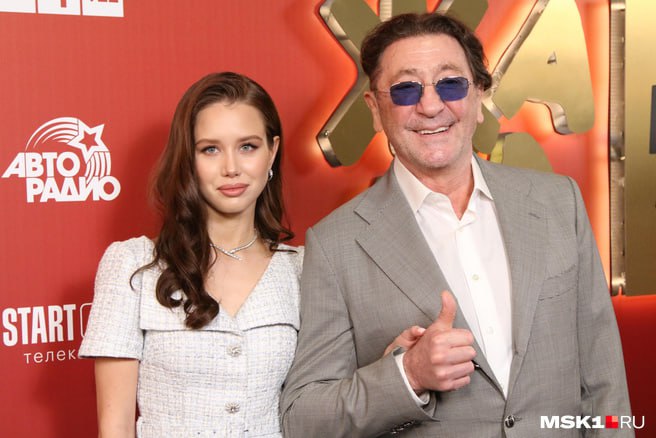 Молодая невеста Лепса ушла от певца 19 летняя Аврора Киба официально объявила о завершении отношений с 63 летним артистом Опережая сплетни слухи и лживые домыслы мы официально больше не пара Много всего доброго теплого и хорошего было на нашем совместном пути Эта история заканчивается на ноте благодарности и взаимоуважения написала Аврора Киба на своей в запрещенной соцсети Девушка подчеркнула что между ней и Лепсом не было драмы При этом причину расставания она не назвала Никакой драмы Мы всегда будем друг для друга близкими людьми но теперь каждый готов идти своим путем дальше заключила девушка Сам Лепс пока не делал публичных заявлений