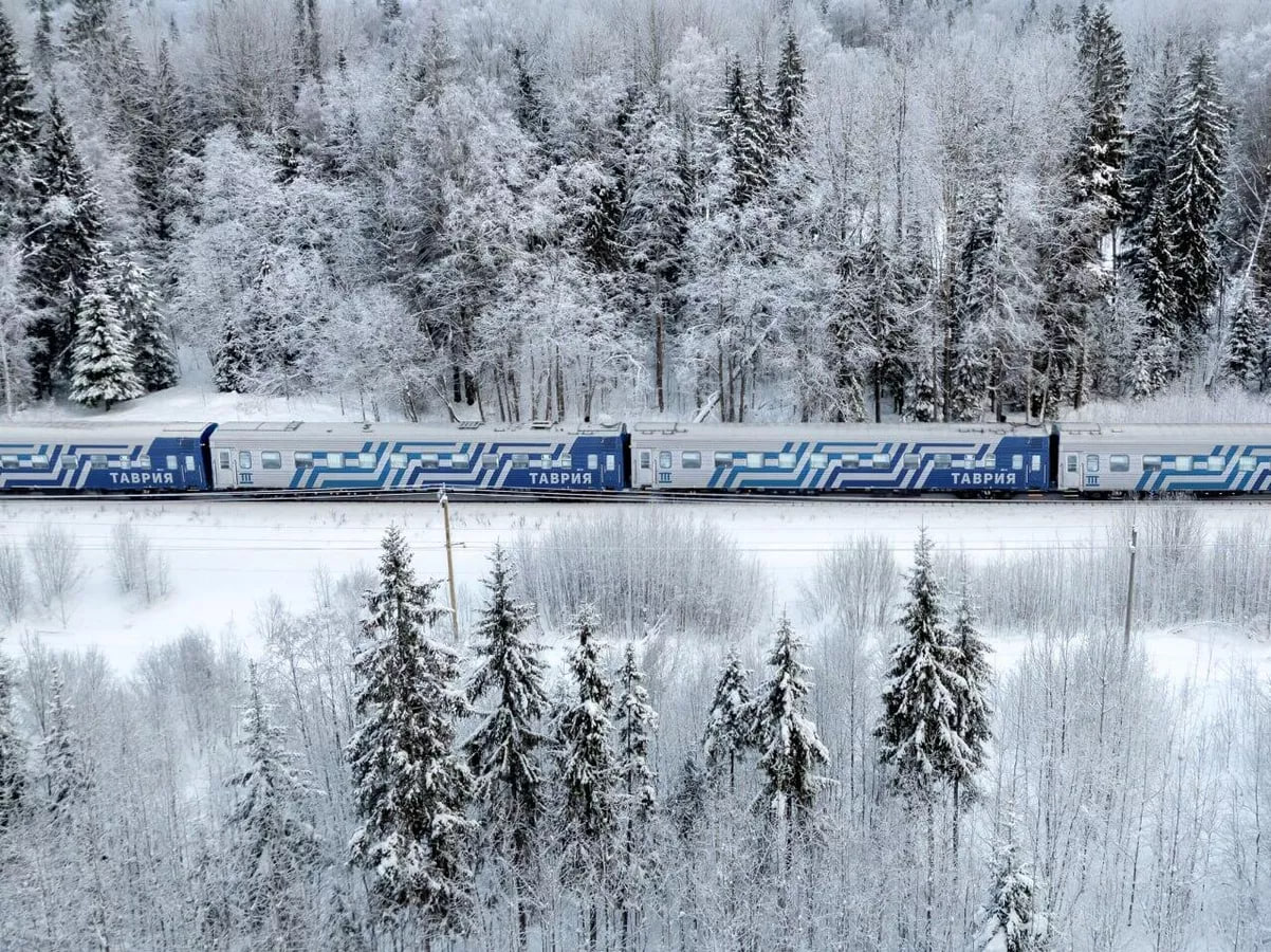Количество опаздывающих в Крым и обратно поездов сократилось до трех Актуальную информацию по состоянию на 13 30 публикует компания перевозчик Гранд Сервис Экспресс Из Крыма задерживаются следующие составы 196 Симферополь Москва отправлением 13 декабря задерживается на 4 часа 092 Севастополь Москва отправлением 13 декабря задерживается на 5 часов 30 минут 076 Симферополь Омск отправлением 14 декабря задерживается на 2 часа Остальные поезда Таврия которые ранее следовали с опозданием прибыли на станции назначения либо введены в график 0 Подписаться на РИА Новости Крым в Telegram MAX VK