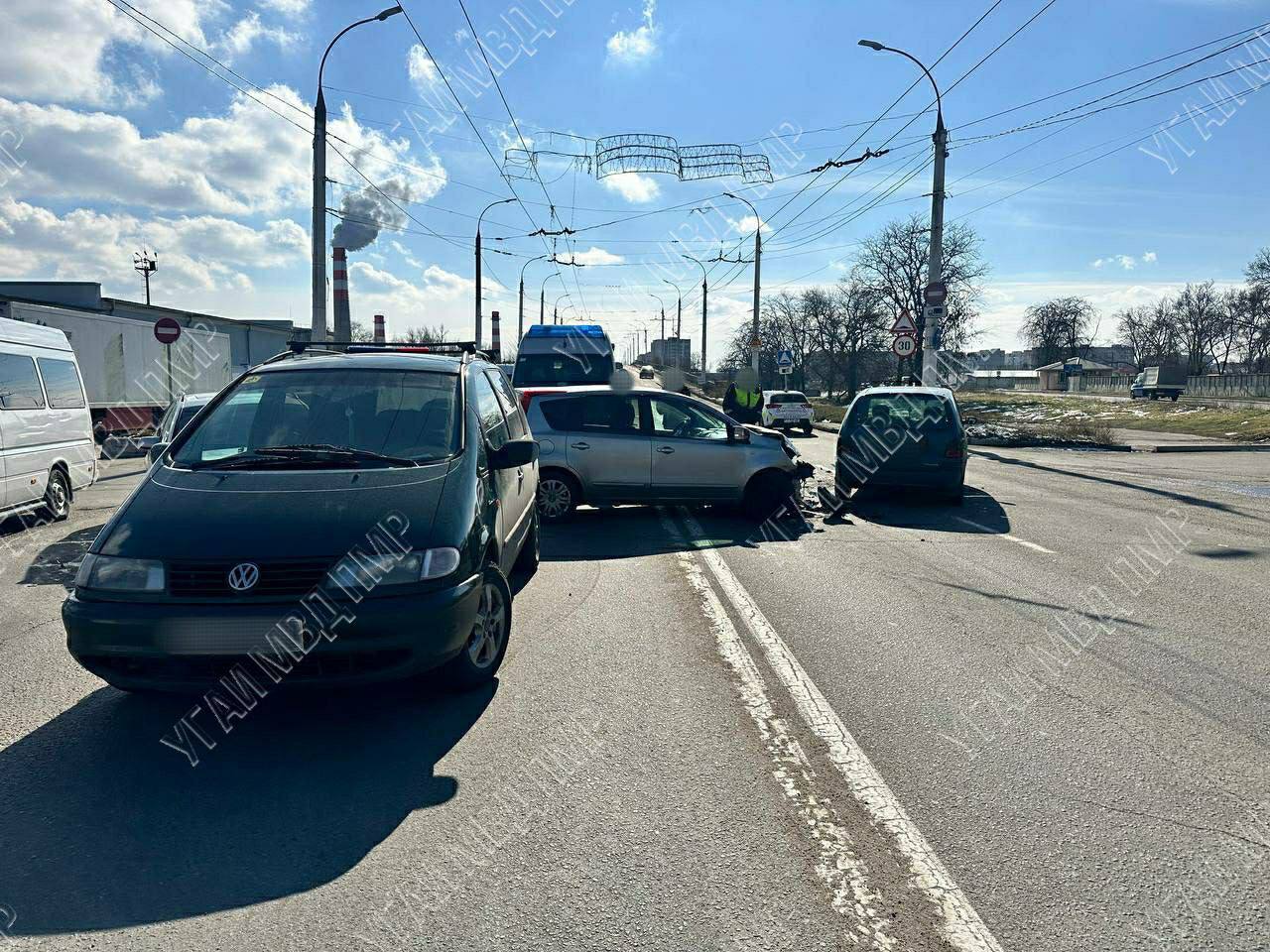 Авария с участием четырёх машин  ДТП произошло 17 февраля днём в столице, в районе моста на улице Шевченко.   За рулём «Ауди» находилась 21-летняя девушка. Автомобиль двигался в сторону улицы Сакриера. Водитель не выполнила требование знака «Уступите дорогу», в результате чего машина столкнулась с «Ниссаном», а затем с «Фольксвагеном», который остановился на запрещающий сигнал светофора.  От столкновения «Ниссан» развернуло и продвинуло на полосу встречного движения, где авто столкнулось с двигающимся в сторону улицы К. Цеткин «Рено».  В РКБ доставили 49-летнюю автоледи – водителя «Ниссана». Врачи диагностировали женщине перелом руки.  По факту ДТП проводится разбирательство.     Пресс-центр МВД ПМР