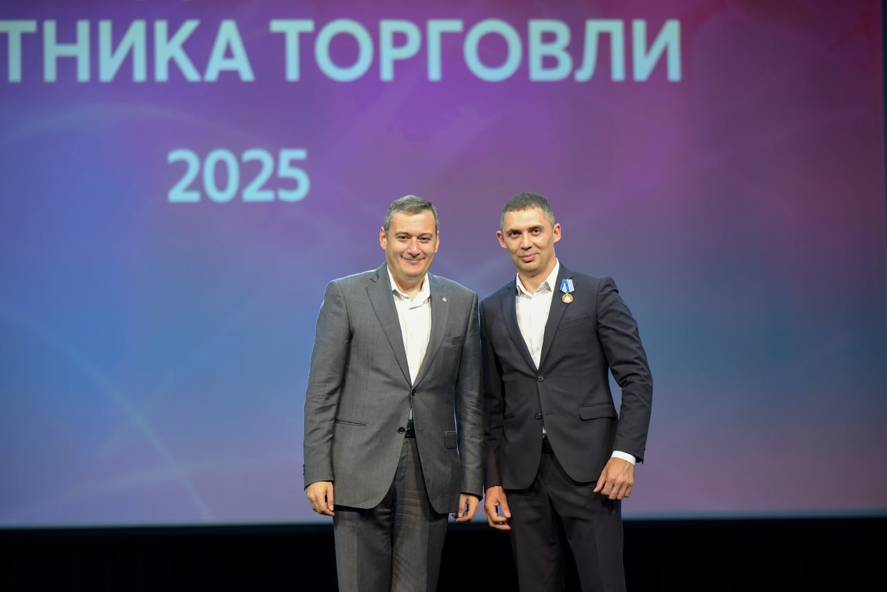 В Курске чествовали работников торговли  Сегодня в Курской государственной филармонии состоялось торжественное мероприятие, посвящённое Дню работников торговли, который пройдет 26 июля. Почти 70 лучших сотрудников отрасли получили медали и благодарности за преданность делу и вклад в развитие региона. С приветственным словом обратился врио губернатора Александр Хинштейн.  «У нас сейчас непростые времена, особенно на приграничных территориях. Потому особая благодарность работникам торговли, которые делают всё, чтобы обеспечить проживающих там людей всем необходимым для нормальной жизни», - подчеркнул Александр Хинштейн.  Уже в первом полугодии 2025 года оборот розничной торговли в области превысил 153 млрд рублей. А в 2024 году он приблизился к 350 млрд рублей. С начала года открыто и реконструировано 36 объектов торговли и общественного питания, создано 150 новых рабочих мест.   Всего в регионе действуют около 8 000 торговых предприятий, более 100 торговых сетей, 1200+ нестационарных объектов, а также 53 постоянные ярмарки.  Фото: РИА «Курск»