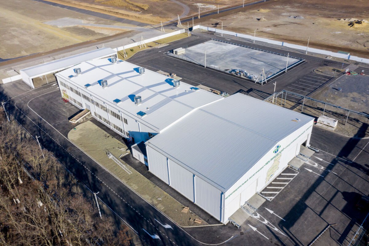 В Ростовской области сильно снизился уровень обработки твердых отходов Доля сортируемых и очищаемых для утилизации твердых коммунальных отходов в Ростовской области за год резко сократилась с 56 5 в январе 2025 года до 39 7 в январе 2026 го Падение на 16 8 стало одним из самых заметных по стране Общероссийский показатель в январе 2026 года составил 56 2 Лидерами переработки с результатом в 100 по итогам 2025 года стали Ингушетия Московская и Орловская области а также Москва где показатель стабильно держится на уровне 98 100 Среди регионов Южного федерального округа высокий результат демонстрирует Адыгея 91 5   Наравне с Ростовской областью значительное падение более 10 отмечено в Приморском и Хабаровском краях а также Нижегородской и Псковской областях При этом в некоторых регионах Республика Алтай Забайкальский край сортировка и переработка отходов не ведутся вообще domostroyrf