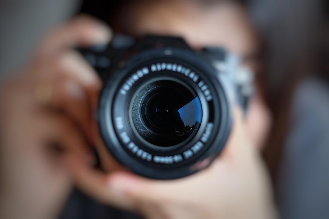 Стала популярной новая мошенническая схема в мессенджерах под видом организации фотосессий Злоумышленники действуют по четкому плану п р у ф Все начинается с заманчивого предложения фотограф готов снимать бесплатно а модель лишь оплачивает студию Когда дата съемки согласована жертве присылают ссылку чтобы забронировать помещение и дают контакты менеджера За пару дней до назначенного дня фотограф неожиданно сообщает об отмене Сразу после этого менеджер пишет что деньги можно вернуть и отправляет специальную ссылку для возврата Вот тут и кроется подвох На самом деле эта ссылка фишинговая Если по ней перейти мошенники могут взломать банковское приложение на телефоне и вывести все средства Получается под видом творческого бартера человека сначала заставляют оплатить студию а потом воспользовавшись желанием вернуть деньги обчищают счет Фотографируемся только у профессионалов ребят С хорошими отзывами и портфолио Подпишись на ПроСМИсь